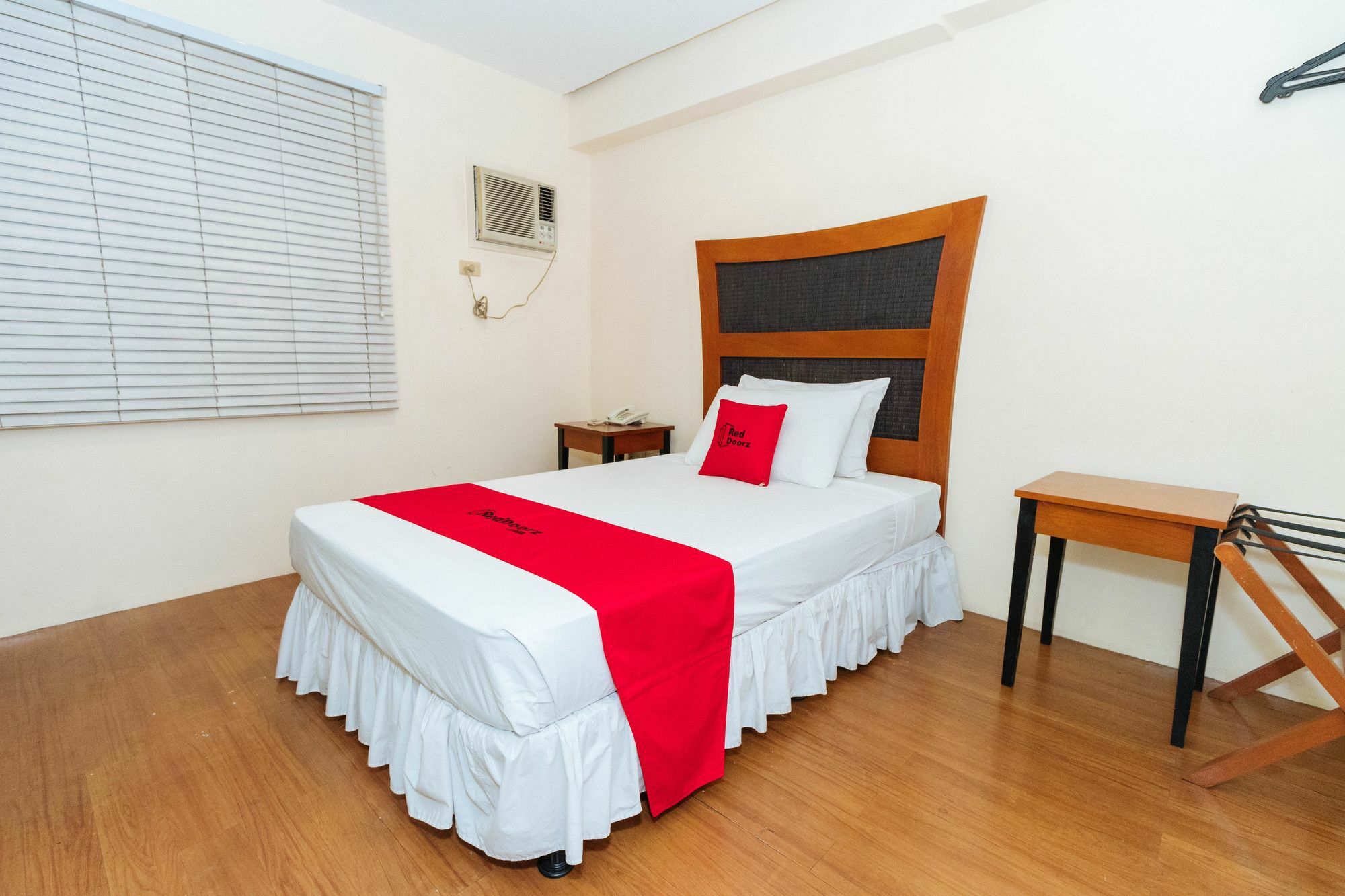 Reddoorz @ Amorsolo Makati 마카티 외부 사진
