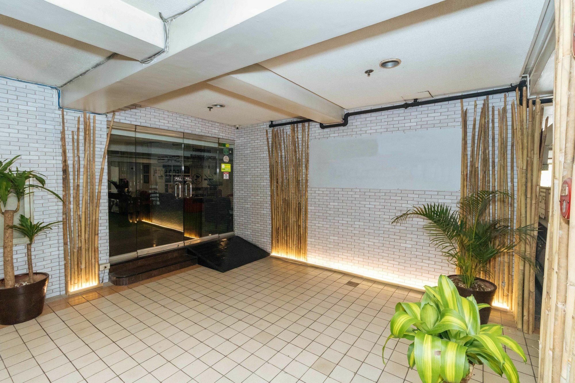 Reddoorz @ Amorsolo Makati 마카티 외부 사진